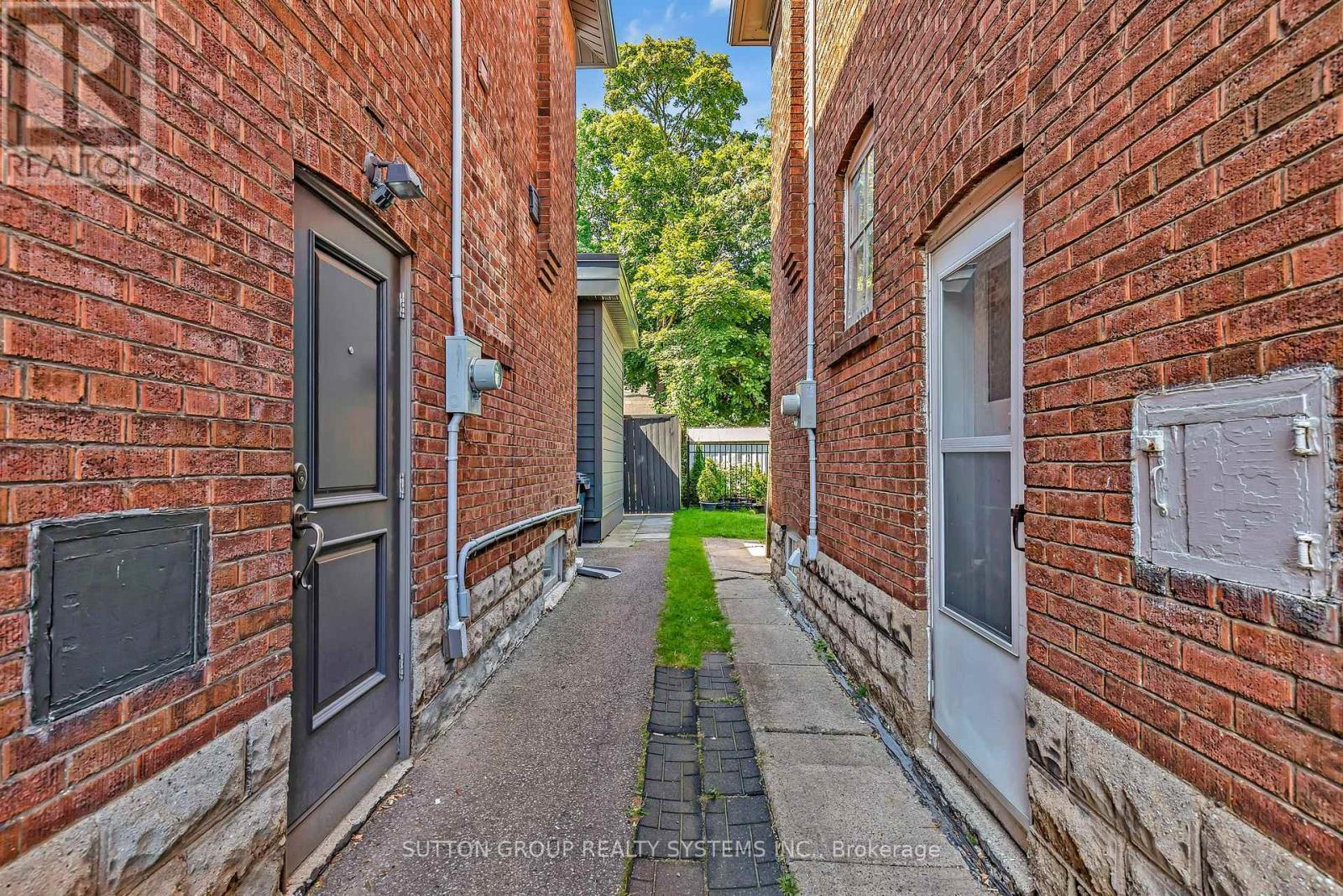 36 Hadley Road, Toronto, ON - Outdoor With Exterior