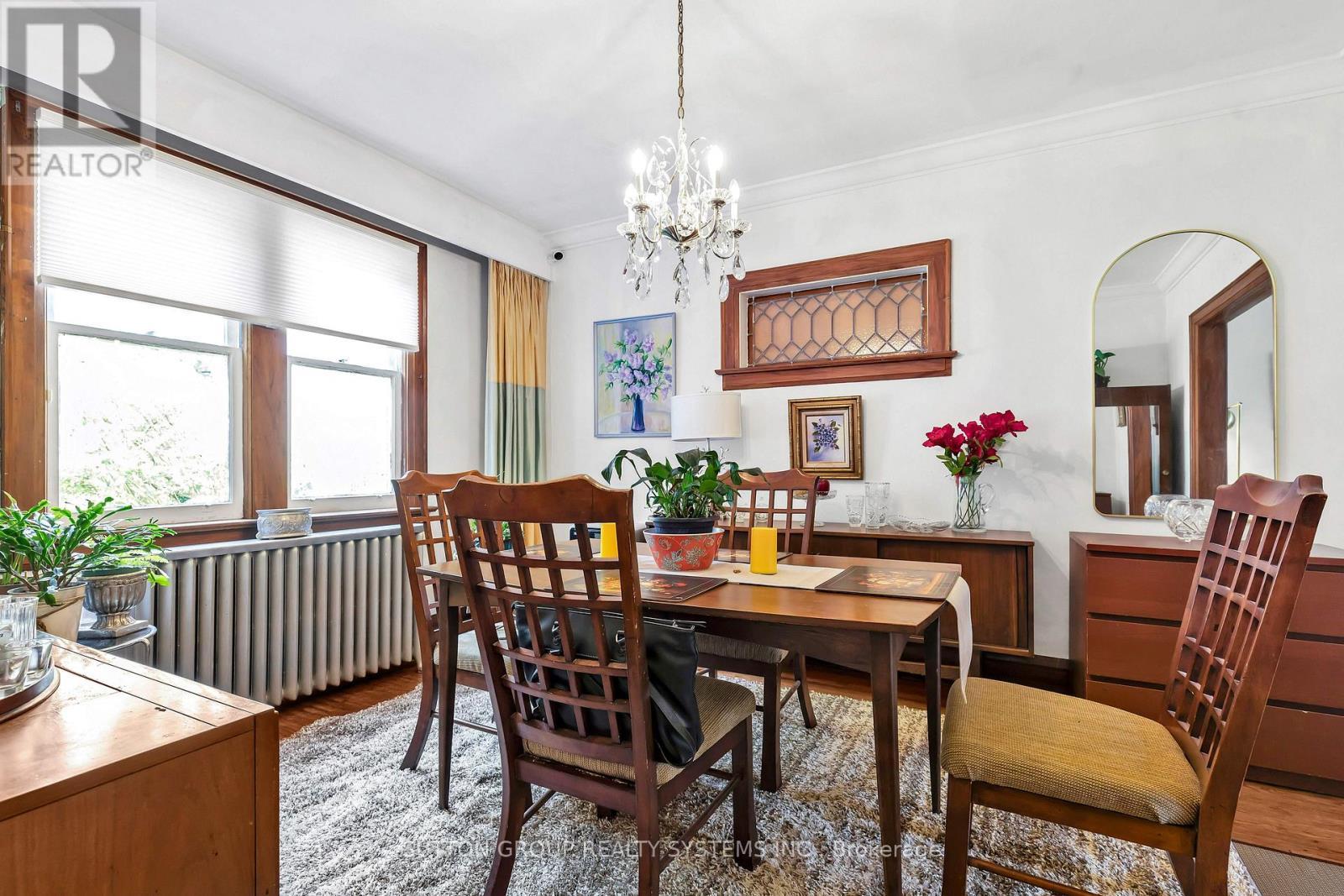36 Hadley Road, Toronto, ON - Indoor Photo Showing Dining Room