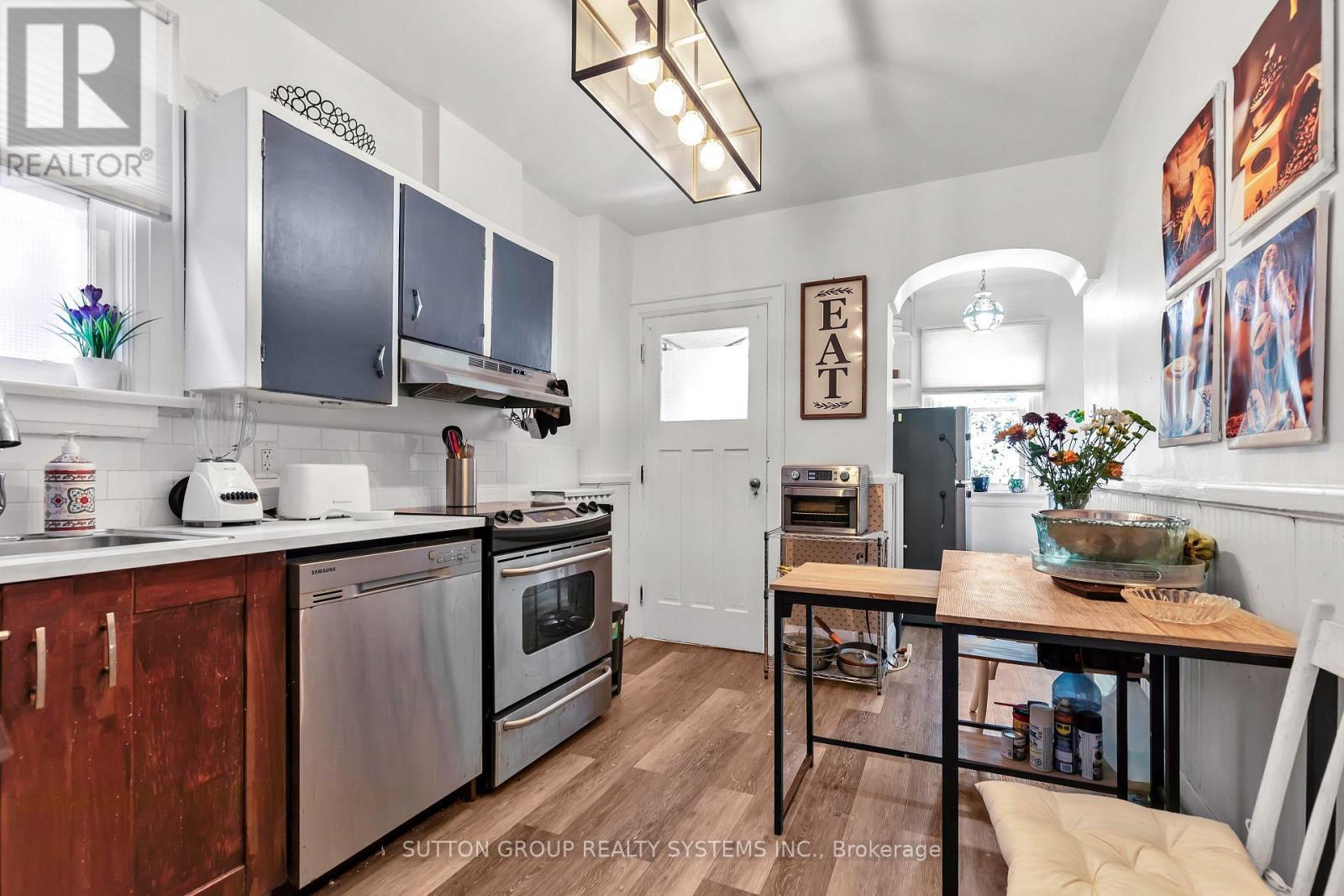 36 Hadley Road, Toronto, ON - Indoor Photo Showing Kitchen