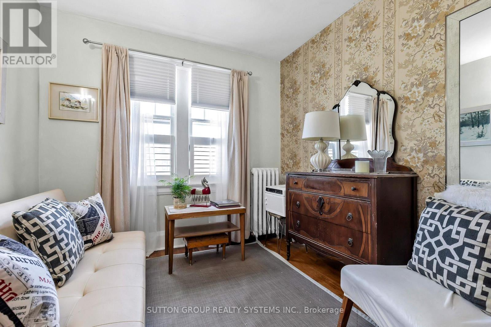 36 Hadley Road, Toronto, ON - Indoor Photo Showing Bedroom