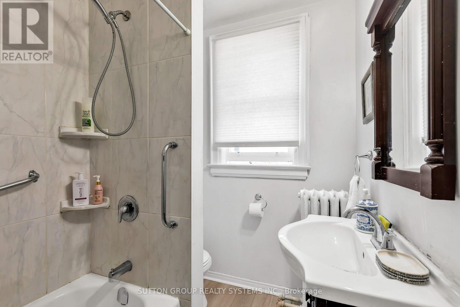 36 Hadley Road, Toronto, ON - Indoor Photo Showing Bathroom