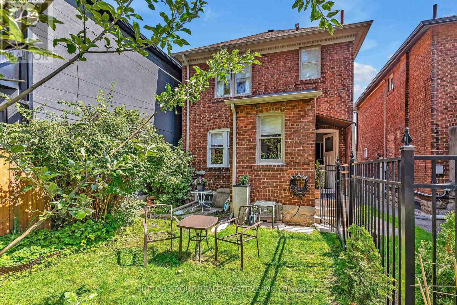 36 Hadley Road, Toronto, ON - Outdoor
