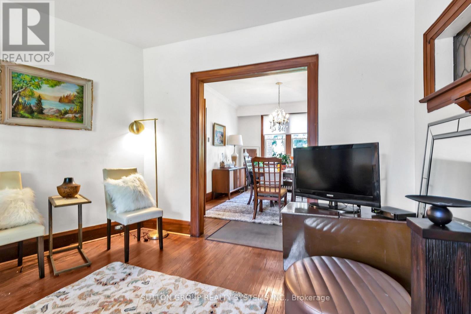 36 Hadley Road, Toronto, ON - Indoor Photo Showing Living Room