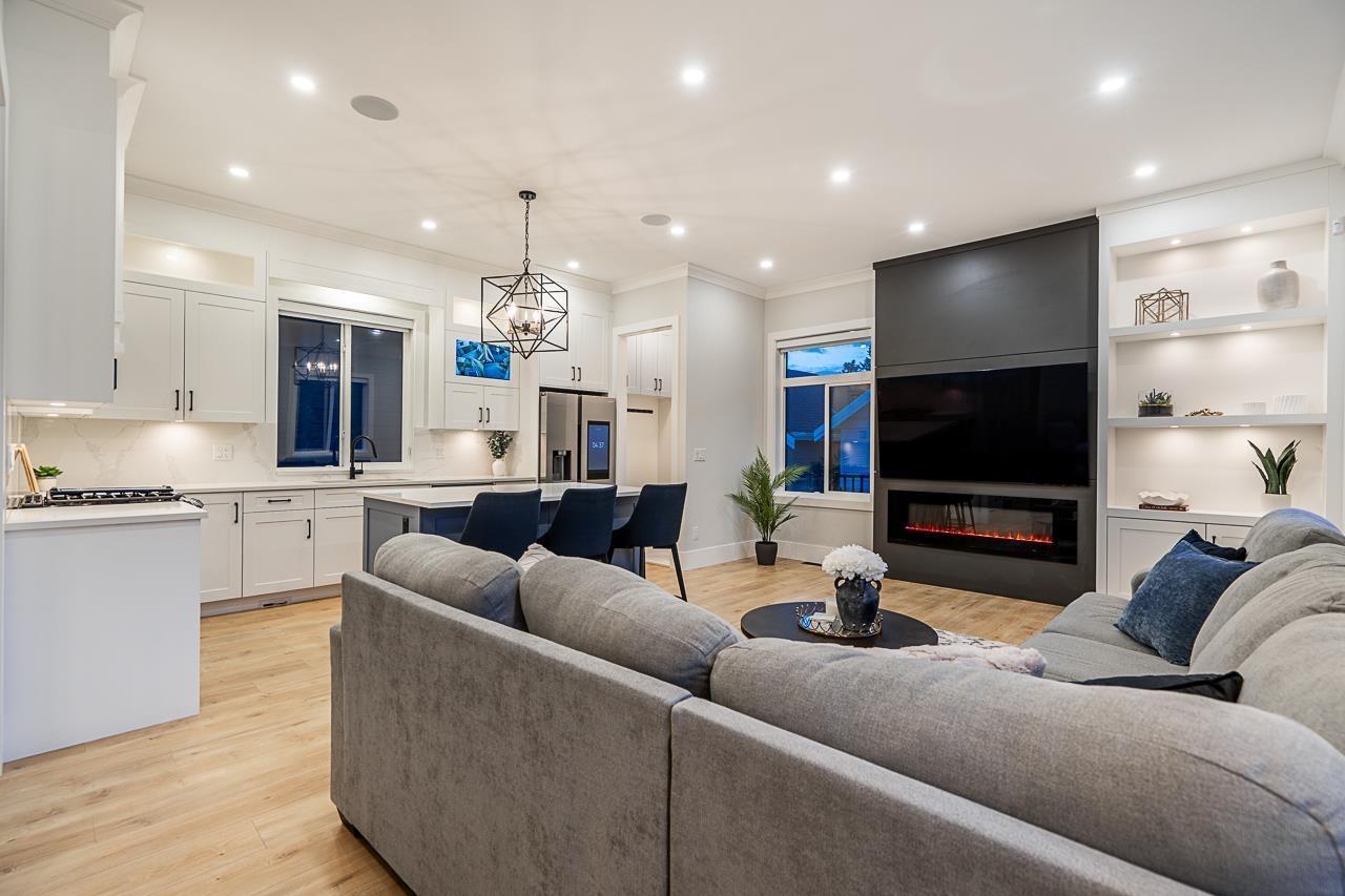 16595 25A Avenue, Surrey, BC - Indoor With Fireplace