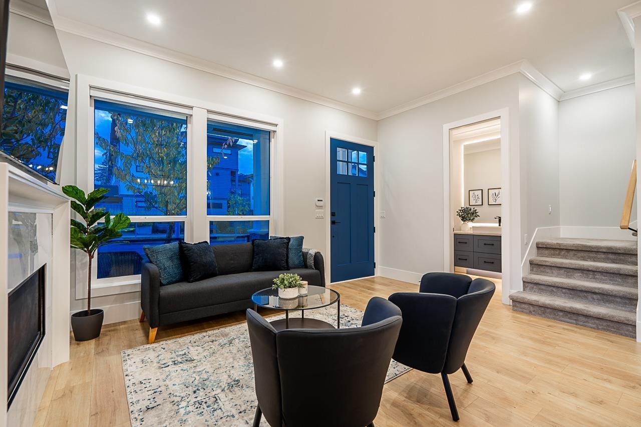 16595 25A Avenue, Surrey, BC - Indoor Photo Showing Living Room