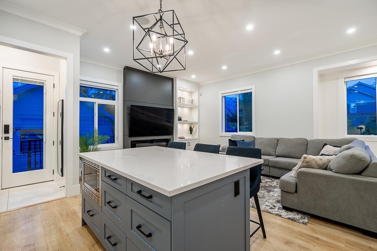 16595 25A Avenue, Surrey, BC - Indoor Photo Showing Living Room