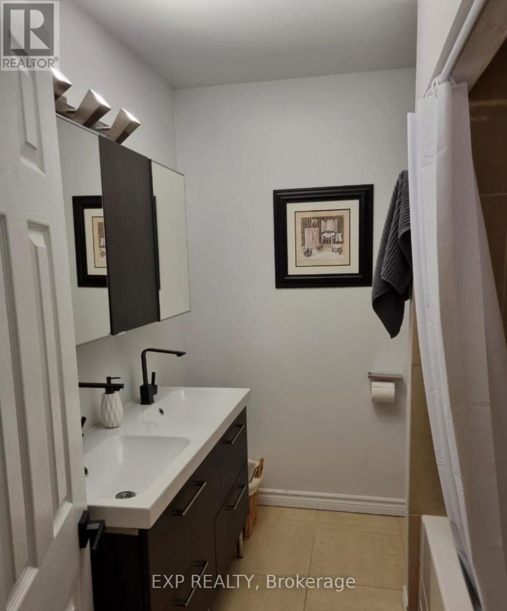 Main Floor - 256 Silverbirch Drive, Newmarket, ON - Indoor Photo Showing Bathroom