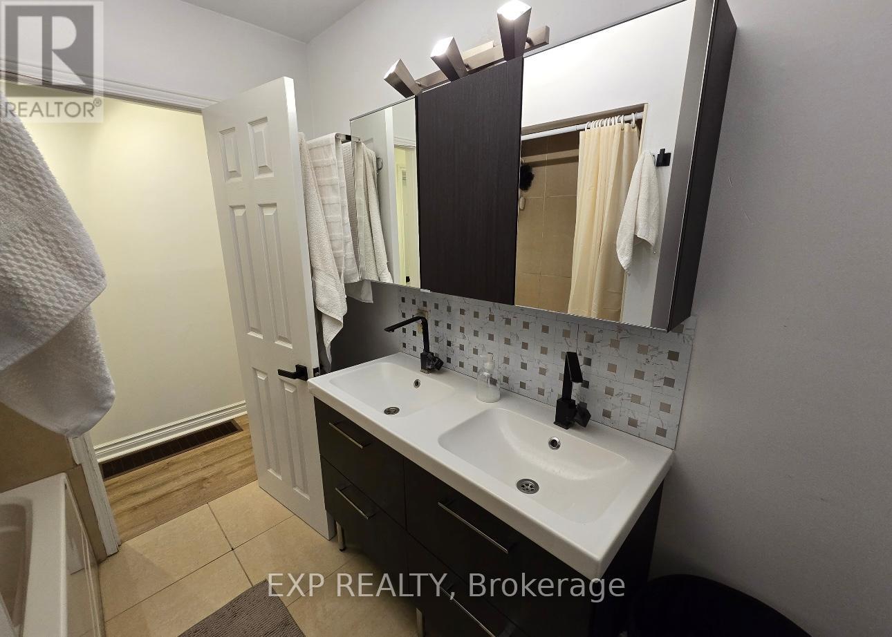 Main Floor - 256 Silverbirch Drive, Newmarket, ON - Indoor Photo Showing Bathroom