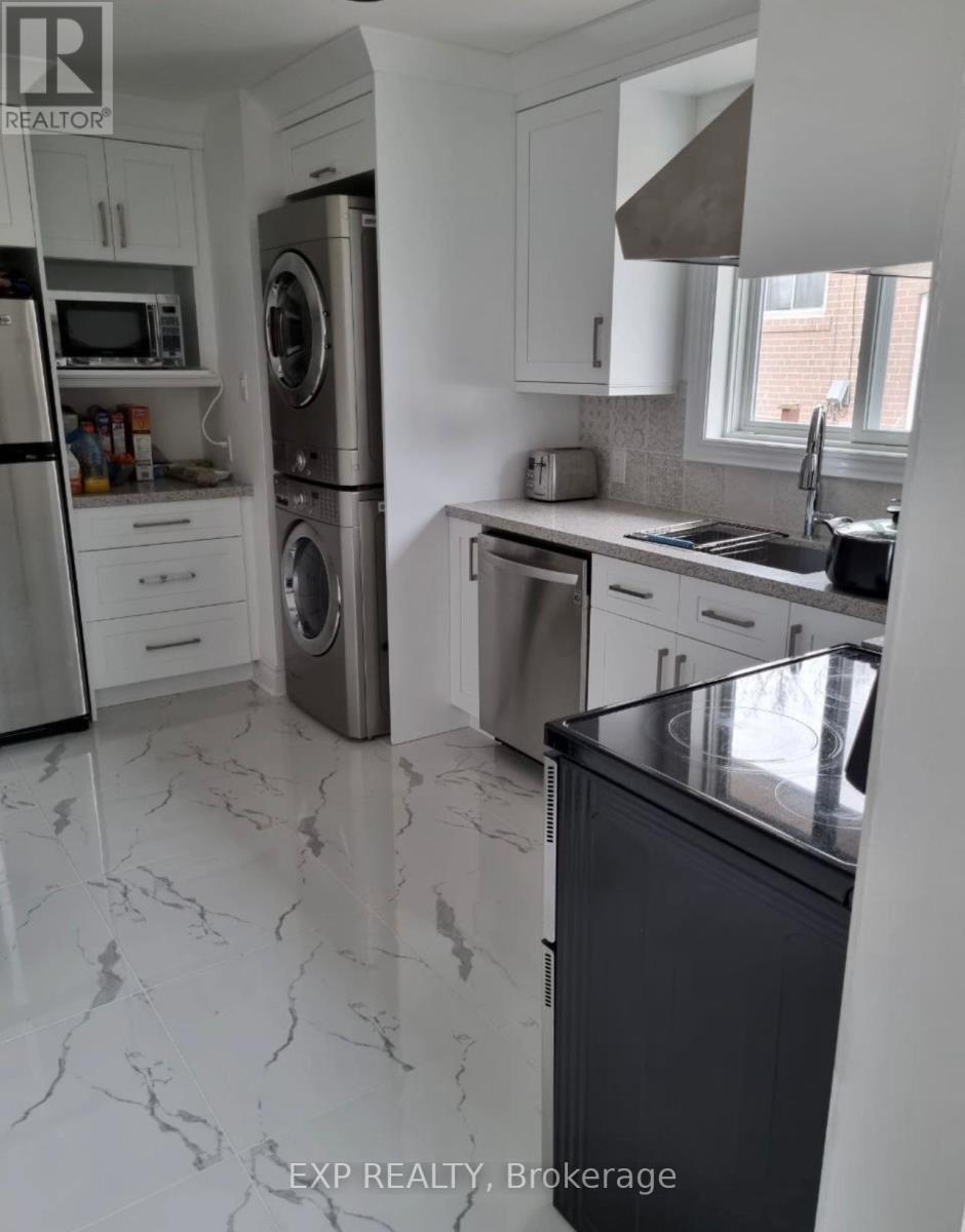 Main Floor - 256 Silverbirch Drive, Newmarket, ON - Indoor Photo Showing Kitchen