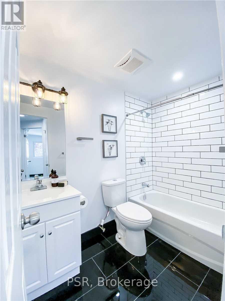 20 - 2 Blackthorn Avenue, Toronto, ON - Indoor Photo Showing Bathroom