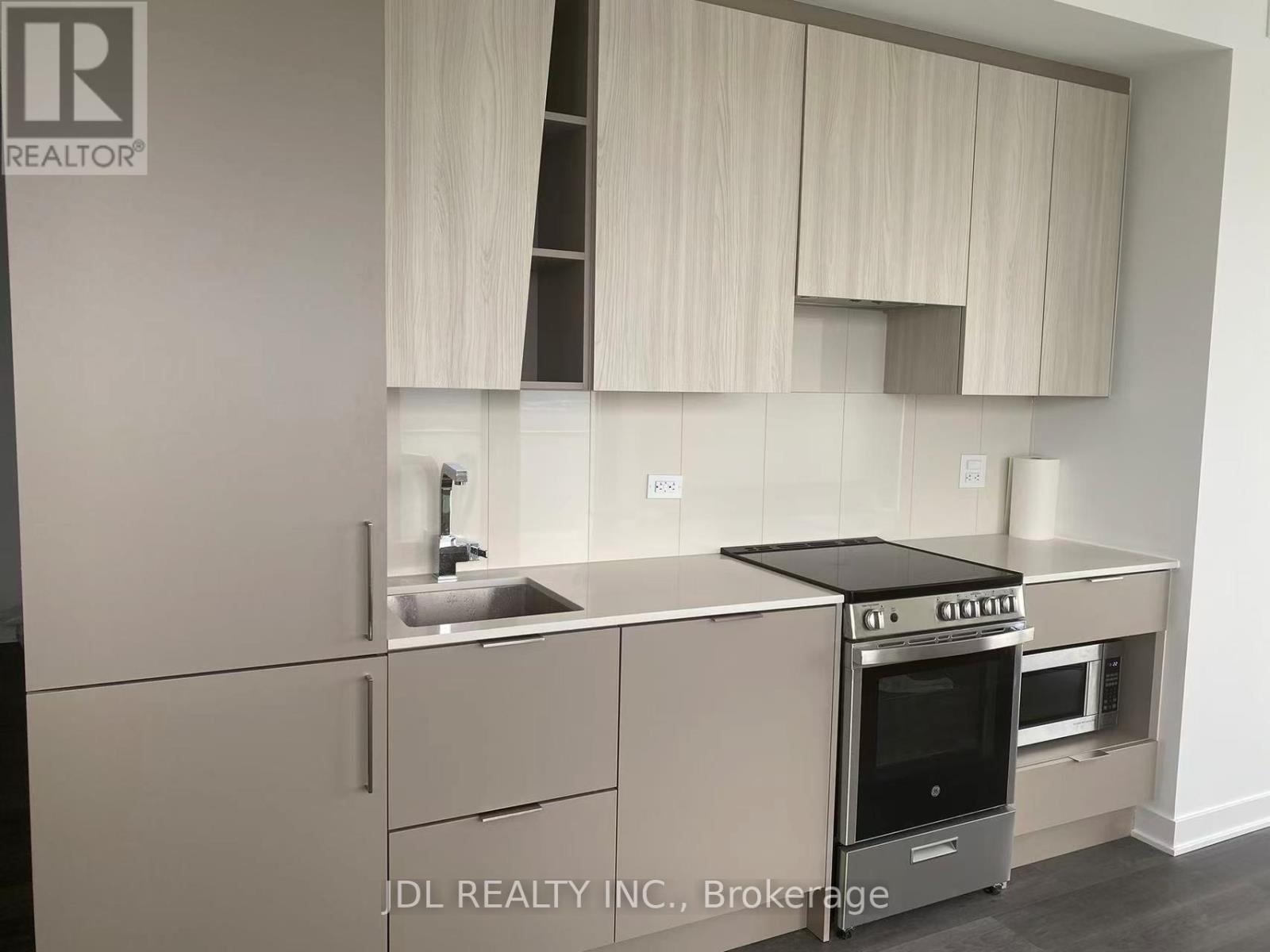 5609 - 3900 Confederation Parkway, Mississauga, ON - Indoor Photo Showing Kitchen