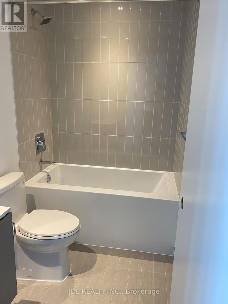 5609 - 3900 Confederation Parkway, Mississauga, ON - Indoor Photo Showing Bathroom