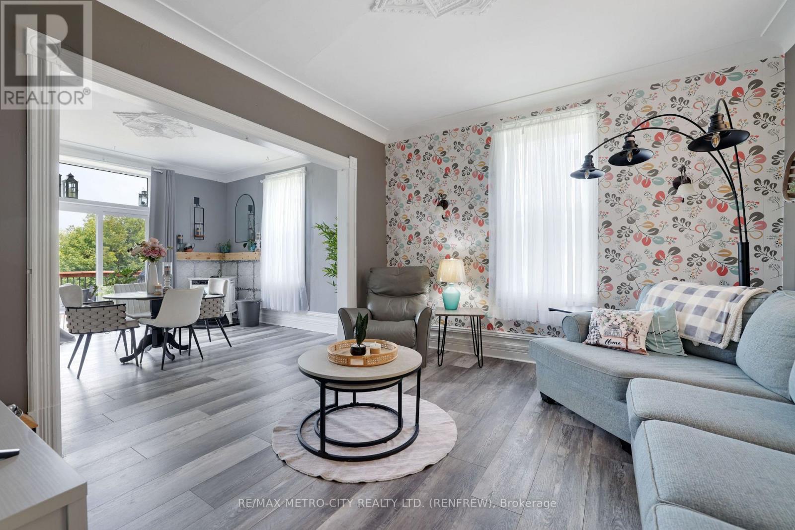 1380 Highway 132 Highway, Admaston/Bromley, ON - Indoor Photo Showing Living Room