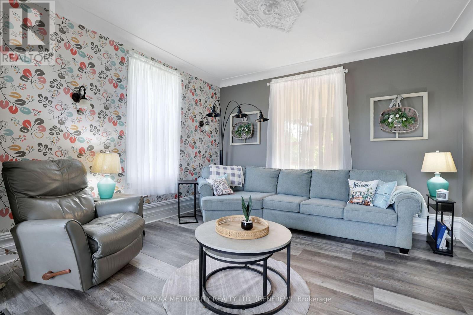 1380 Highway 132 Highway, Admaston/Bromley, ON - Indoor Photo Showing Living Room