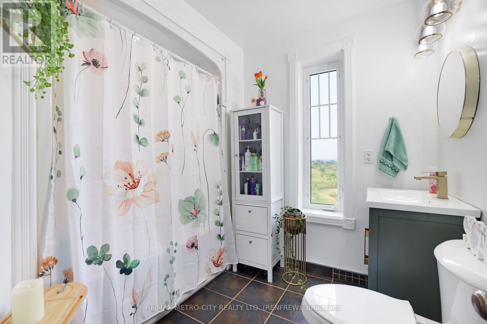 1380 Highway 132 Highway, Admaston/Bromley, ON - Indoor Photo Showing Bathroom