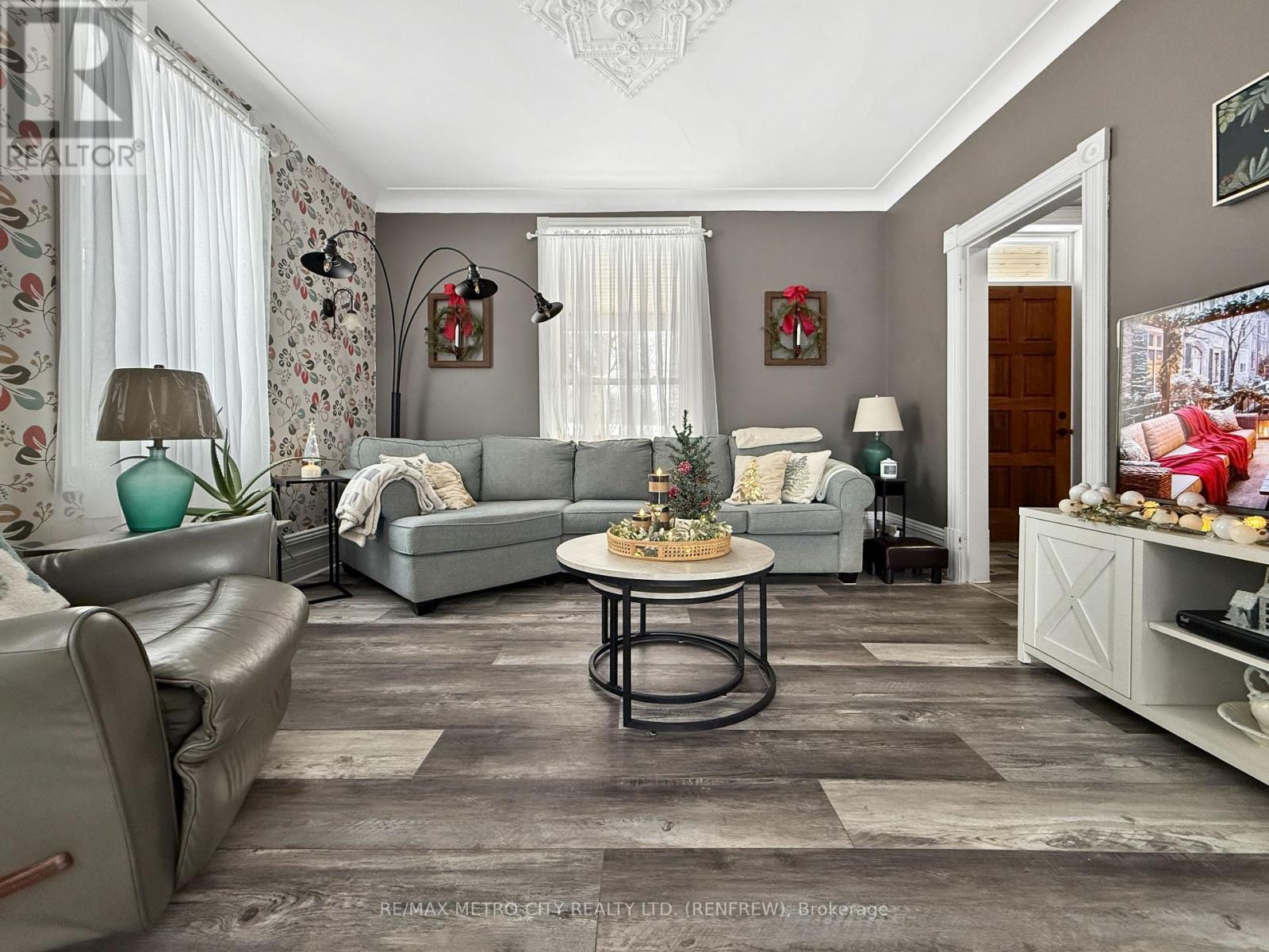 1380 Highway 132 Highway, Admaston/Bromley, ON - Indoor Photo Showing Living Room