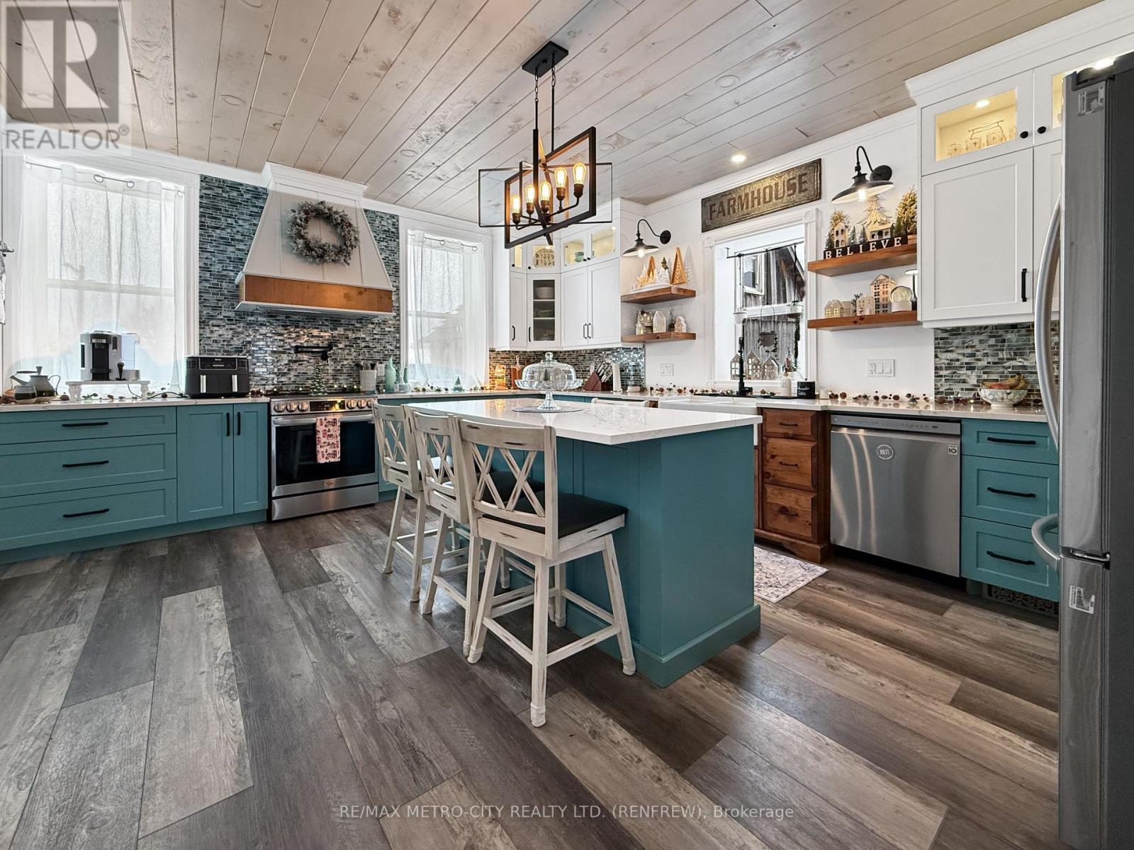 1380 Highway 132 Highway, Admaston/Bromley, ON - Indoor Photo Showing Kitchen With Upgraded Kitchen