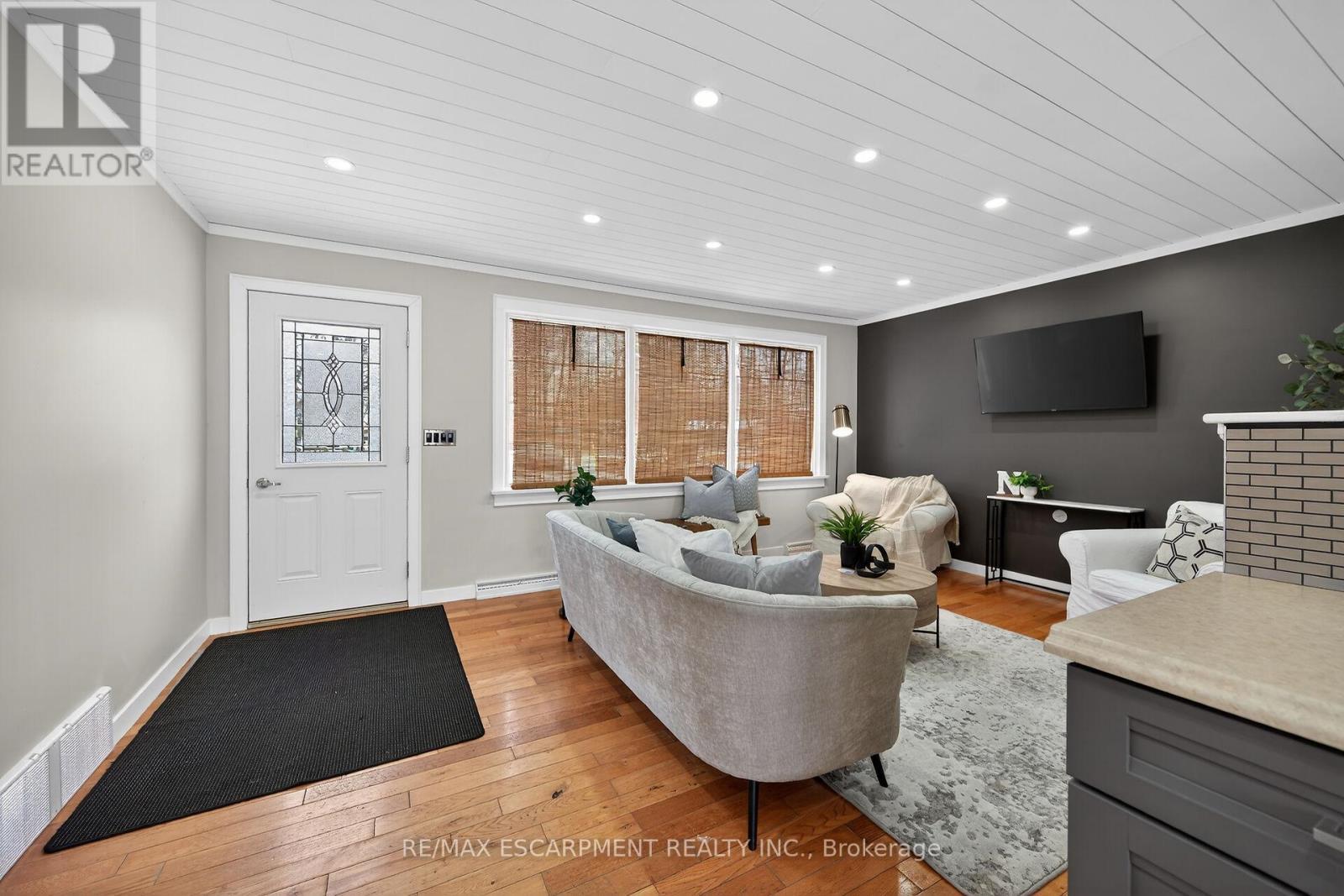 2470 Highway 24, Norfolk, ON - Indoor Photo Showing Living Room