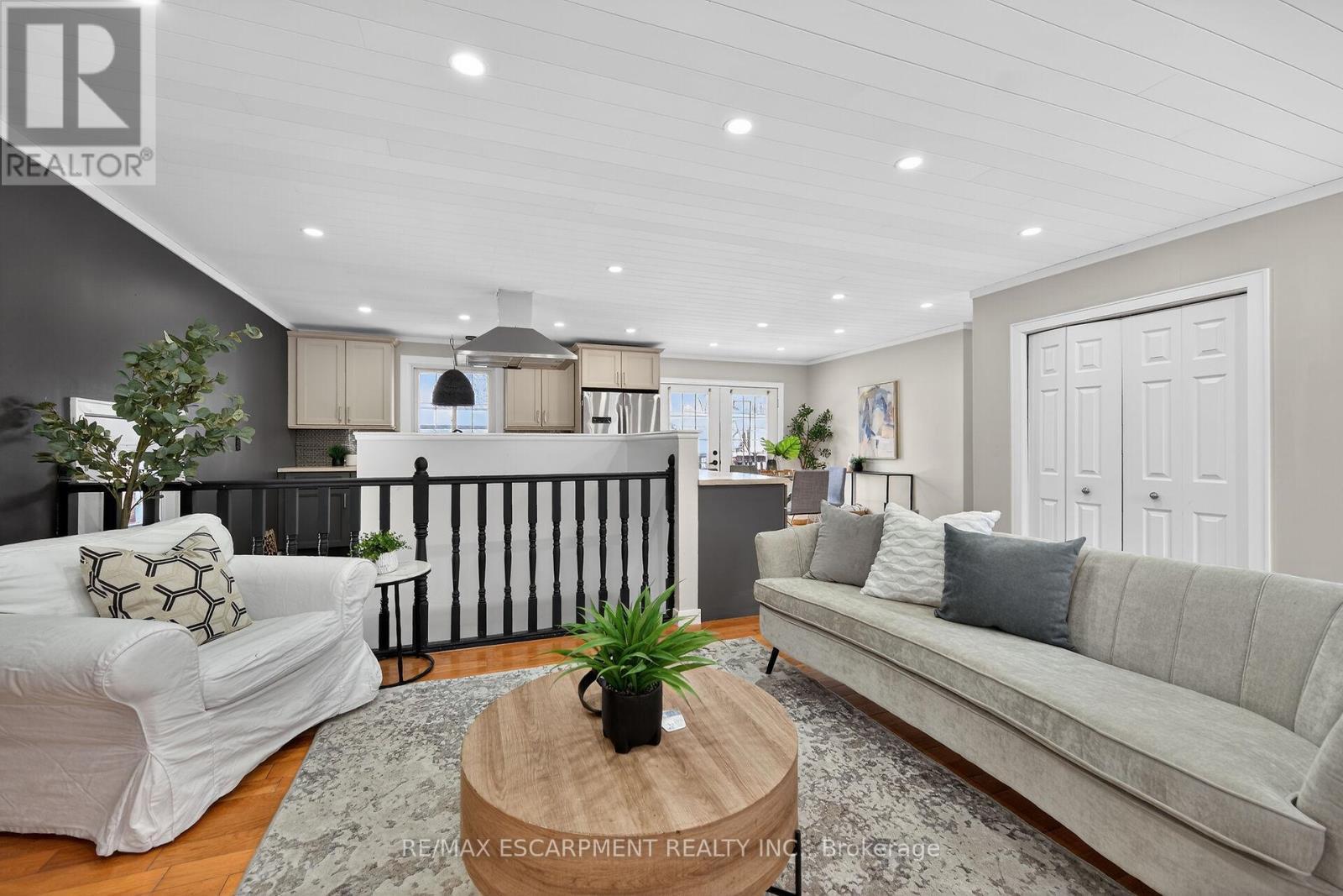 2470 Highway 24, Norfolk, ON - Indoor Photo Showing Living Room