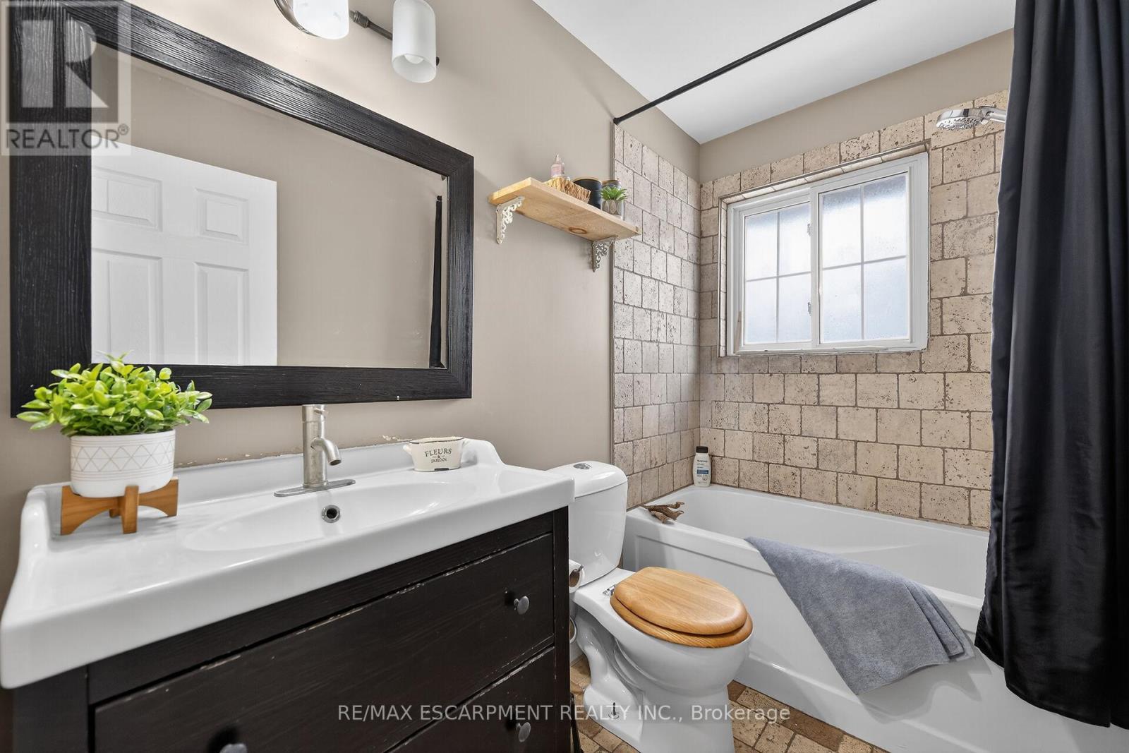 2470 Highway 24, Norfolk, ON - Indoor Photo Showing Bathroom