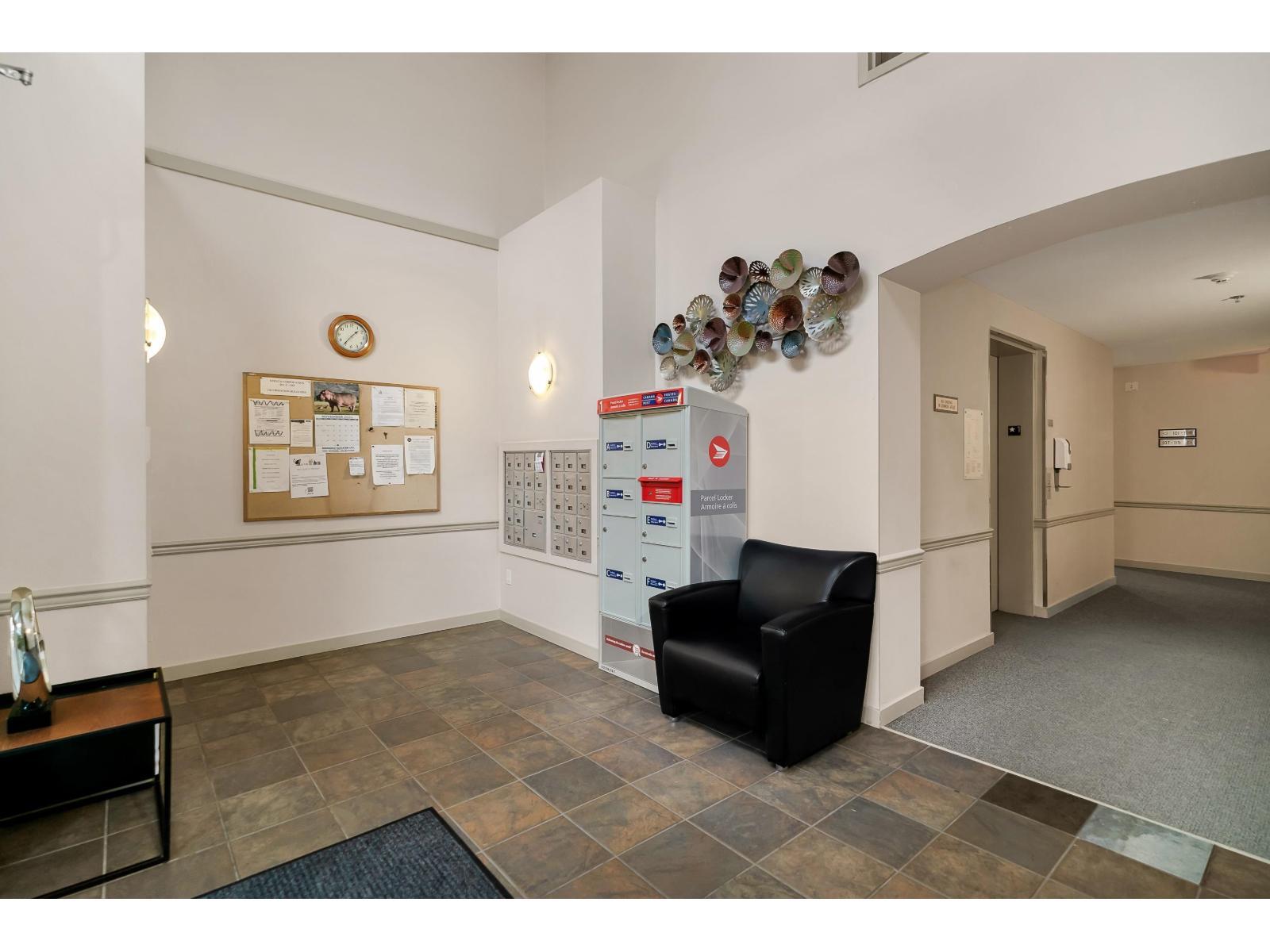 114 33485 South Fraser Way, Abbotsford, BC - Indoor Photo Showing Other Room