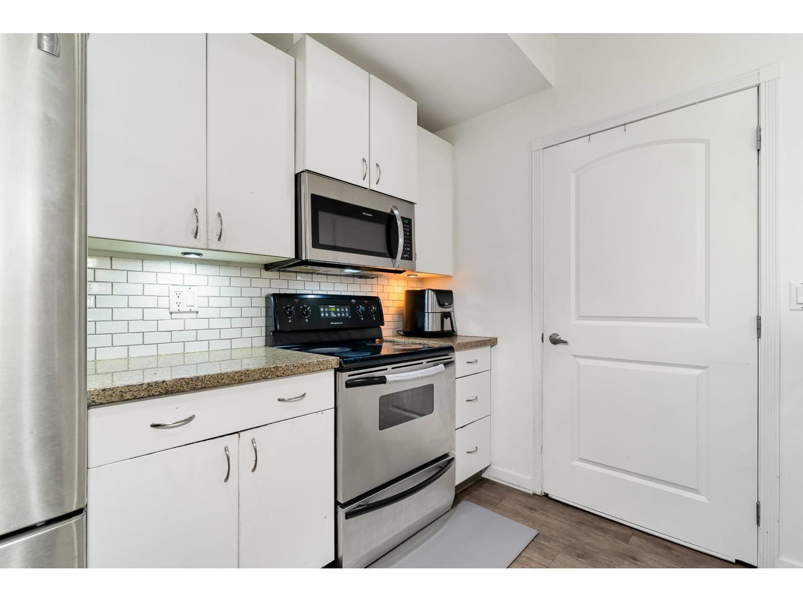 114 33485 South Fraser Way, Abbotsford, BC - Indoor Photo Showing Kitchen