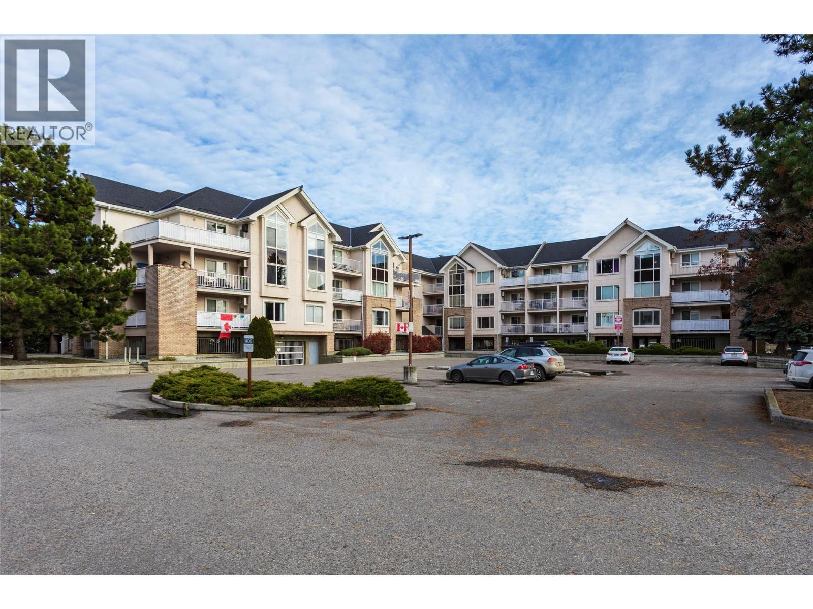 400 Sutton Crescent Unit# 110, Kelowna, BC - Outdoor With Balcony With Facade