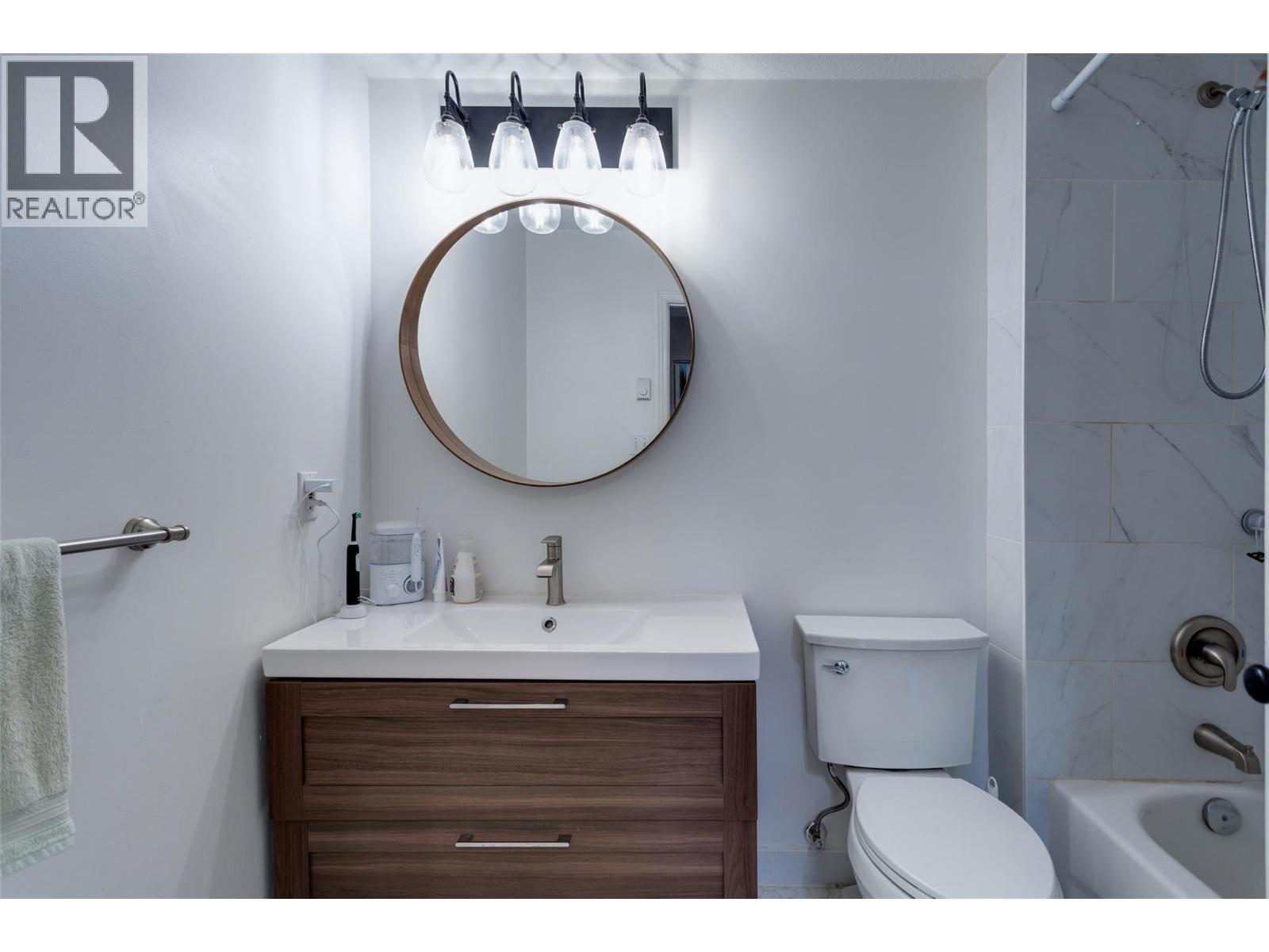 400 Sutton Crescent Unit# 110, Kelowna, BC - Indoor Photo Showing Bathroom