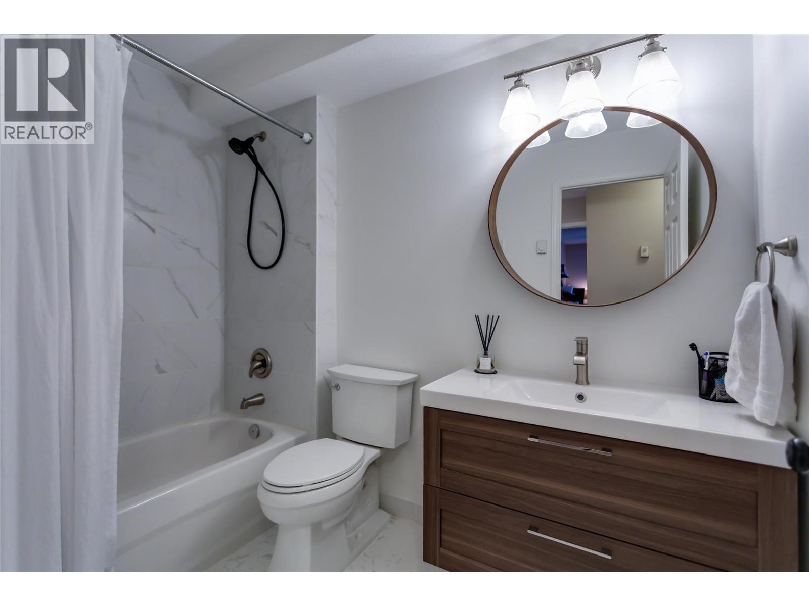 400 Sutton Crescent Unit# 110, Kelowna, BC - Indoor Photo Showing Bathroom