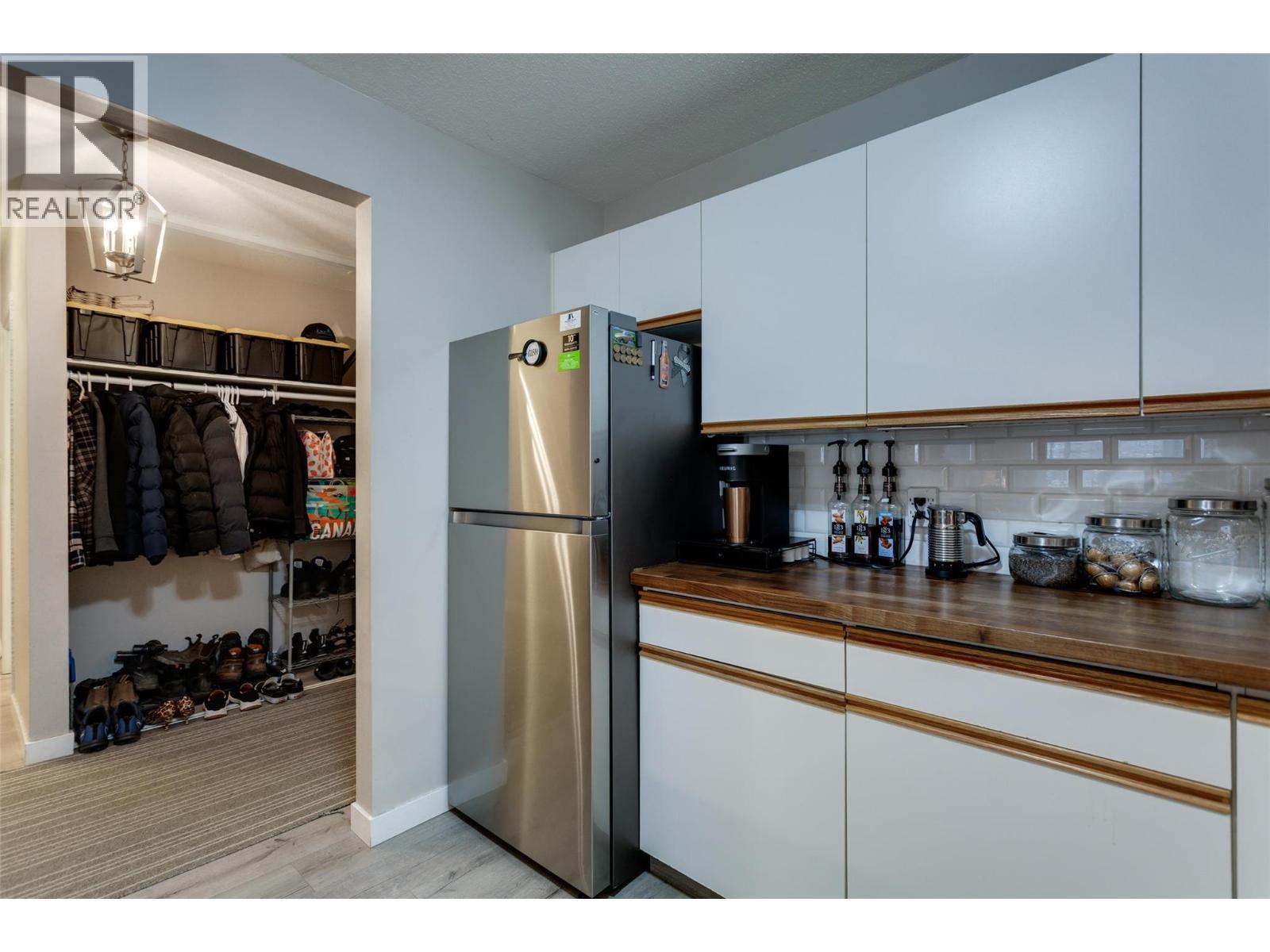 400 Sutton Crescent Unit# 110, Kelowna, BC - Indoor Photo Showing Kitchen