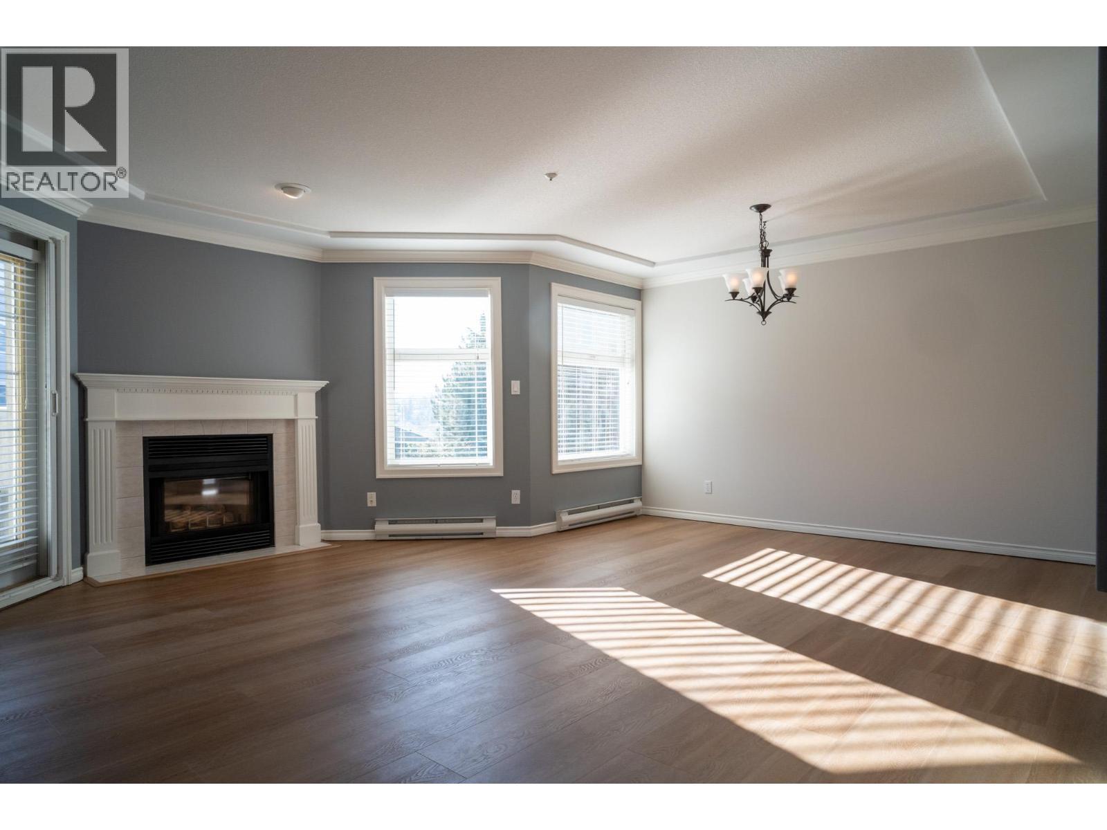 3300 Centennial Drive Unit# 213, Vernon, BC - Indoor Photo Showing Living Room With Fireplace