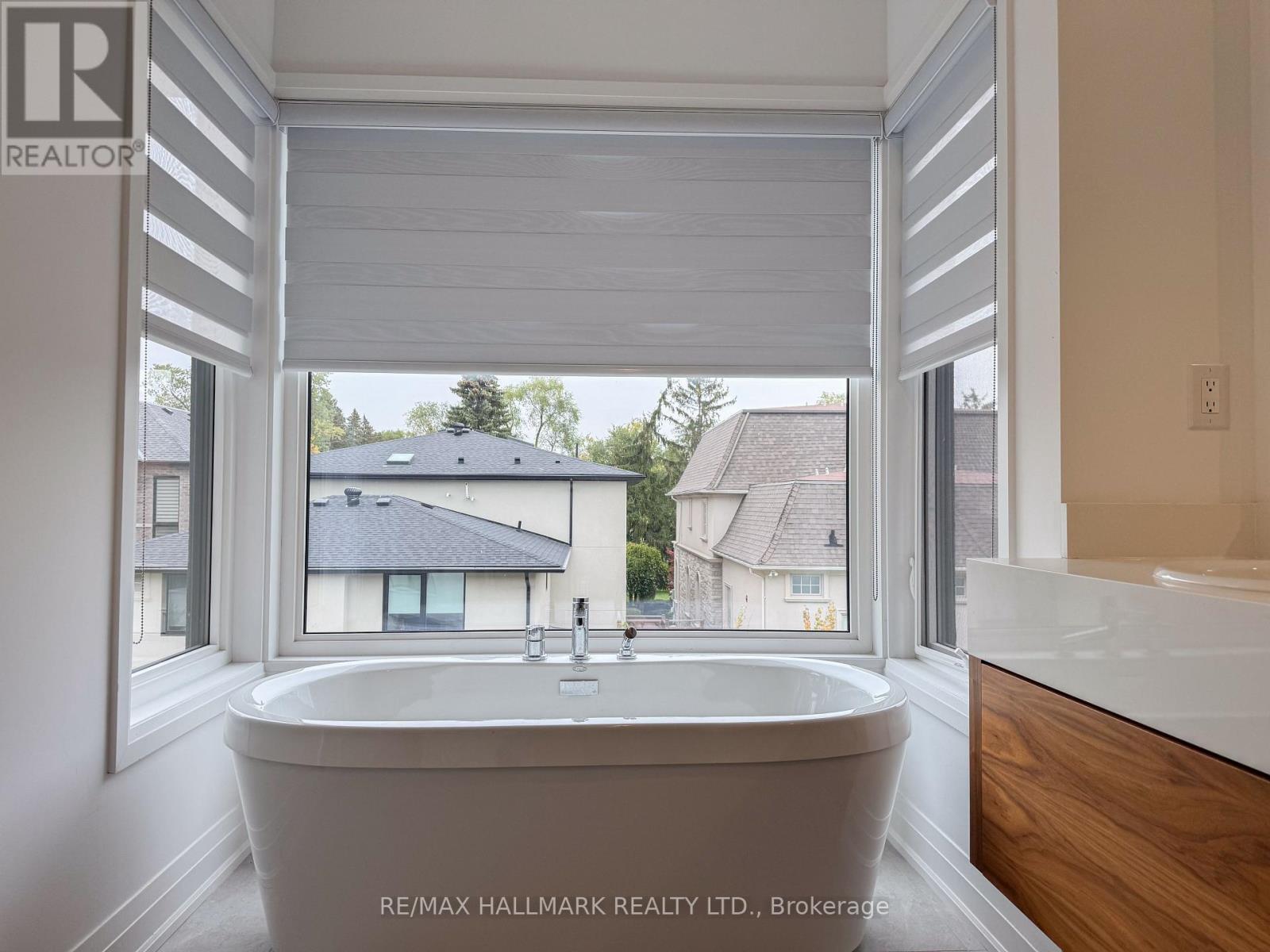 22 Direzze Court, Richmond Hill, ON - Indoor Photo Showing Bathroom