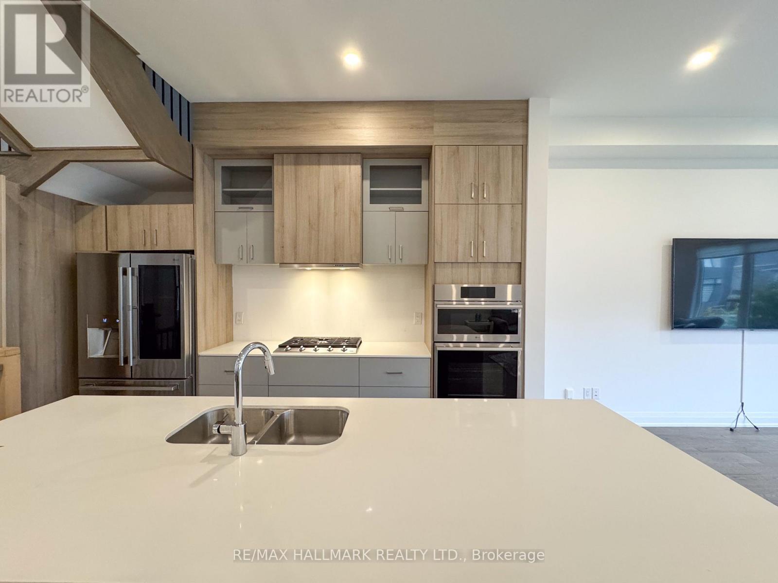 22 Direzze Court, Richmond Hill, ON - Indoor Photo Showing Kitchen With Double Sink With Upgraded Kitchen
