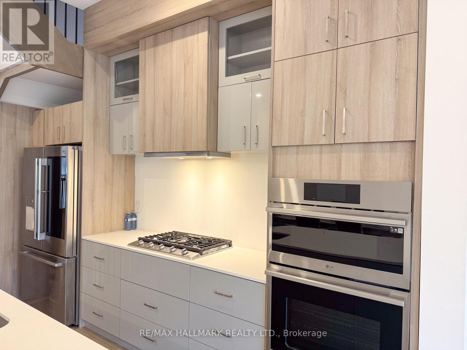 22 Direzze Court, Richmond Hill, ON - Indoor Photo Showing Kitchen