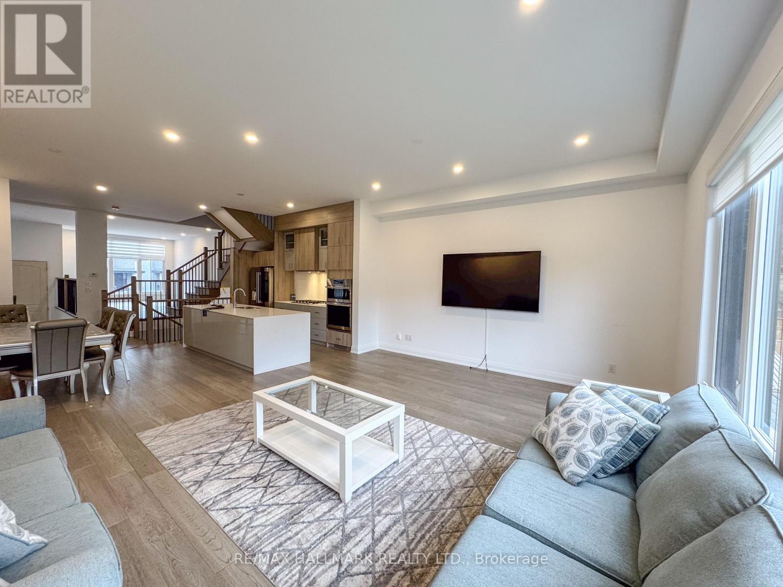 22 Direzze Court, Richmond Hill, ON - Indoor Photo Showing Living Room