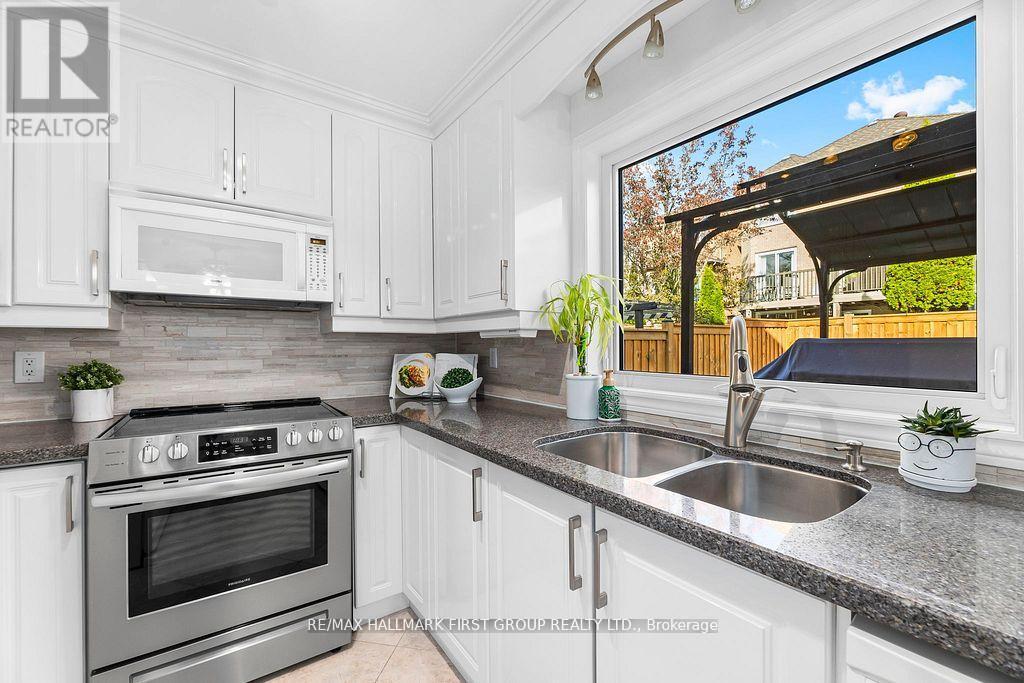 122 Thicket Crescent, Pickering, ON - Indoor Photo Showing Kitchen With Double Sink
