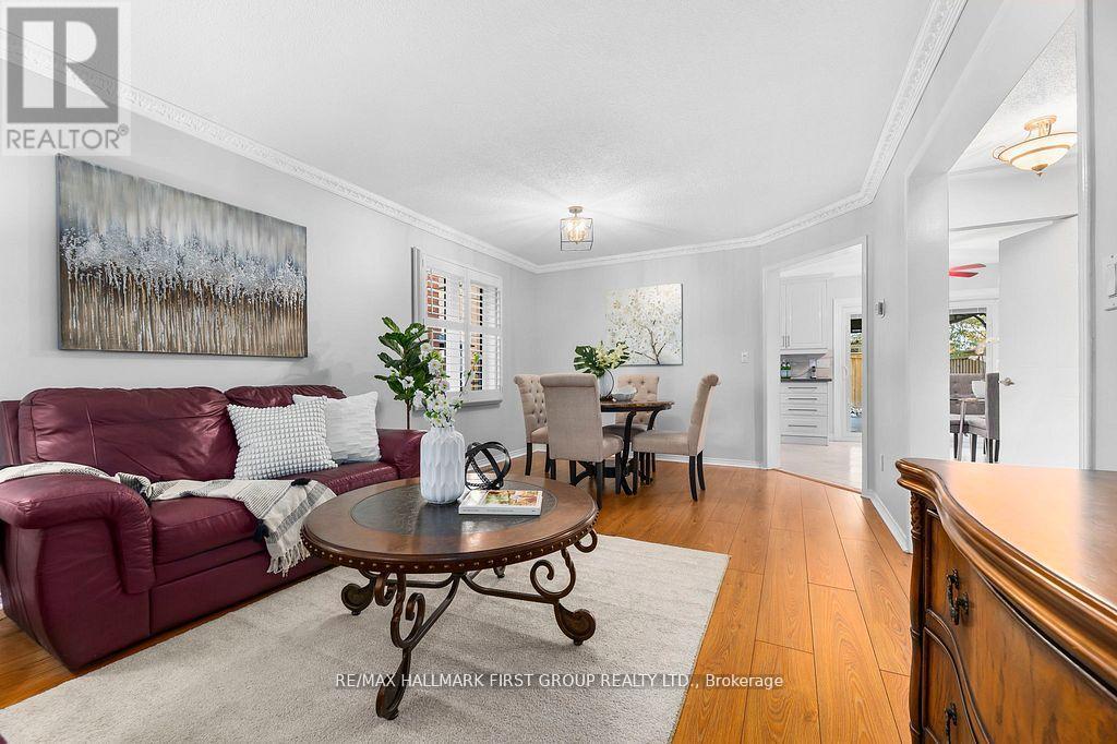 122 Thicket Crescent, Pickering, ON - Indoor Photo Showing Living Room