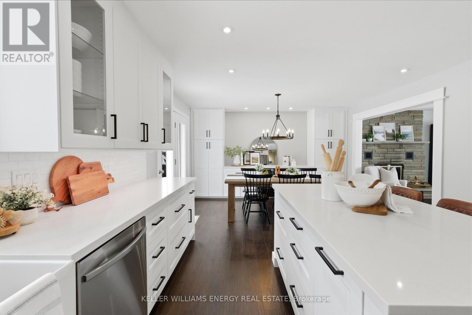 307 Fleetwood Road, Kawartha Lakes (Manvers), ON - Indoor Photo Showing Kitchen With Upgraded Kitchen