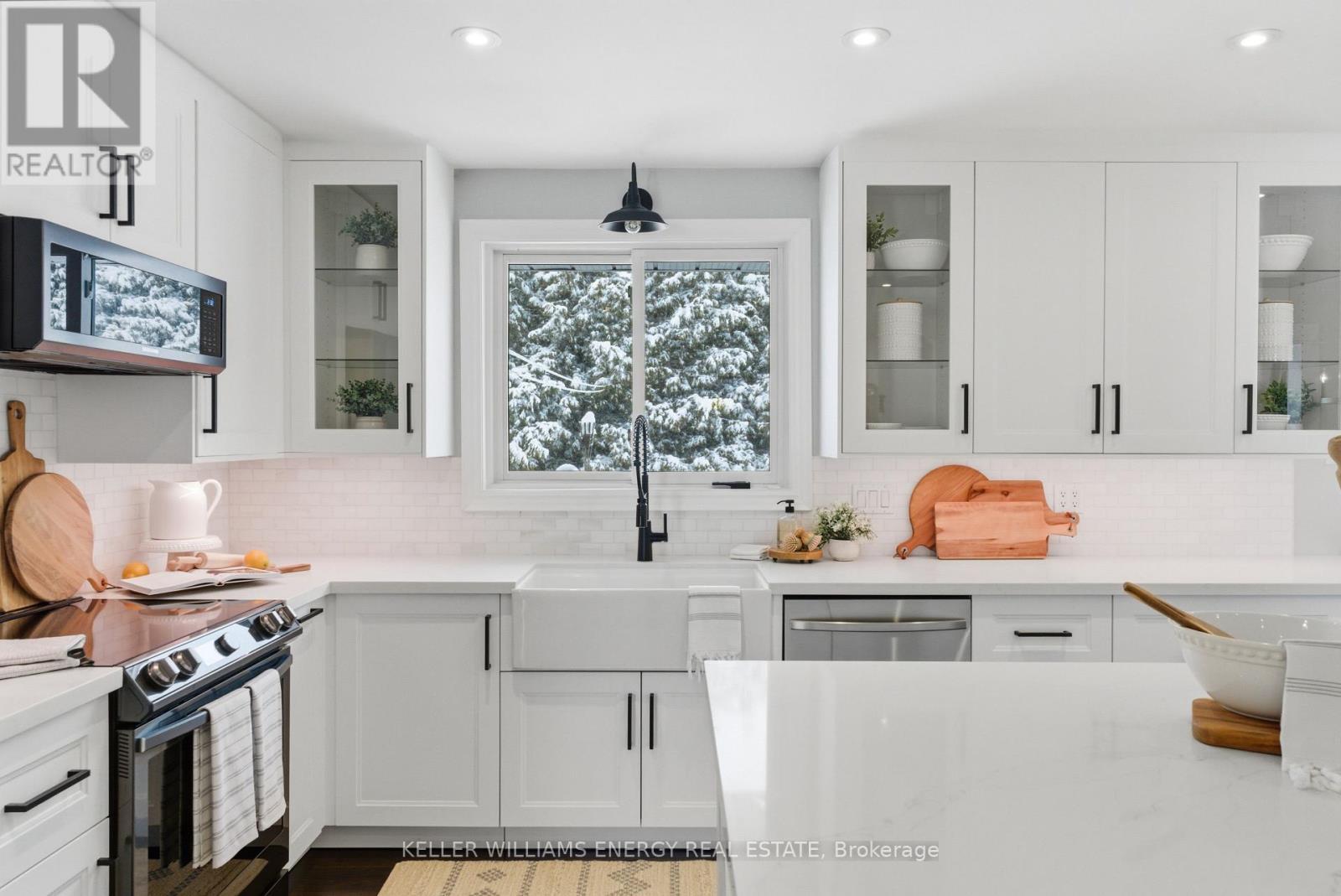 307 Fleetwood Road, Kawartha Lakes (Manvers), ON - Indoor Photo Showing Kitchen With Upgraded Kitchen
