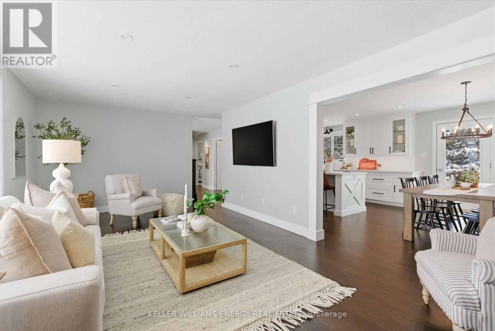 307 Fleetwood Road, Kawartha Lakes (Manvers), ON - Indoor Photo Showing Living Room