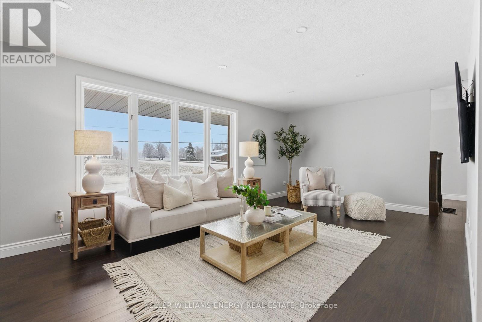 307 Fleetwood Road, Kawartha Lakes (Manvers), ON - Indoor Photo Showing Living Room
