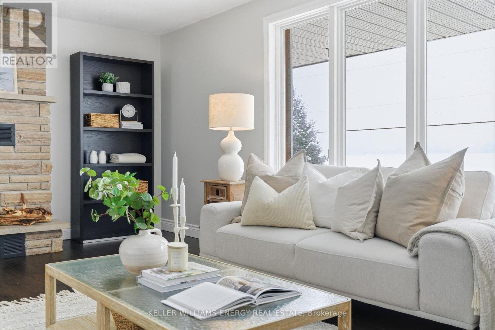 307 Fleetwood Road, Kawartha Lakes (Manvers), ON - Indoor Photo Showing Living Room