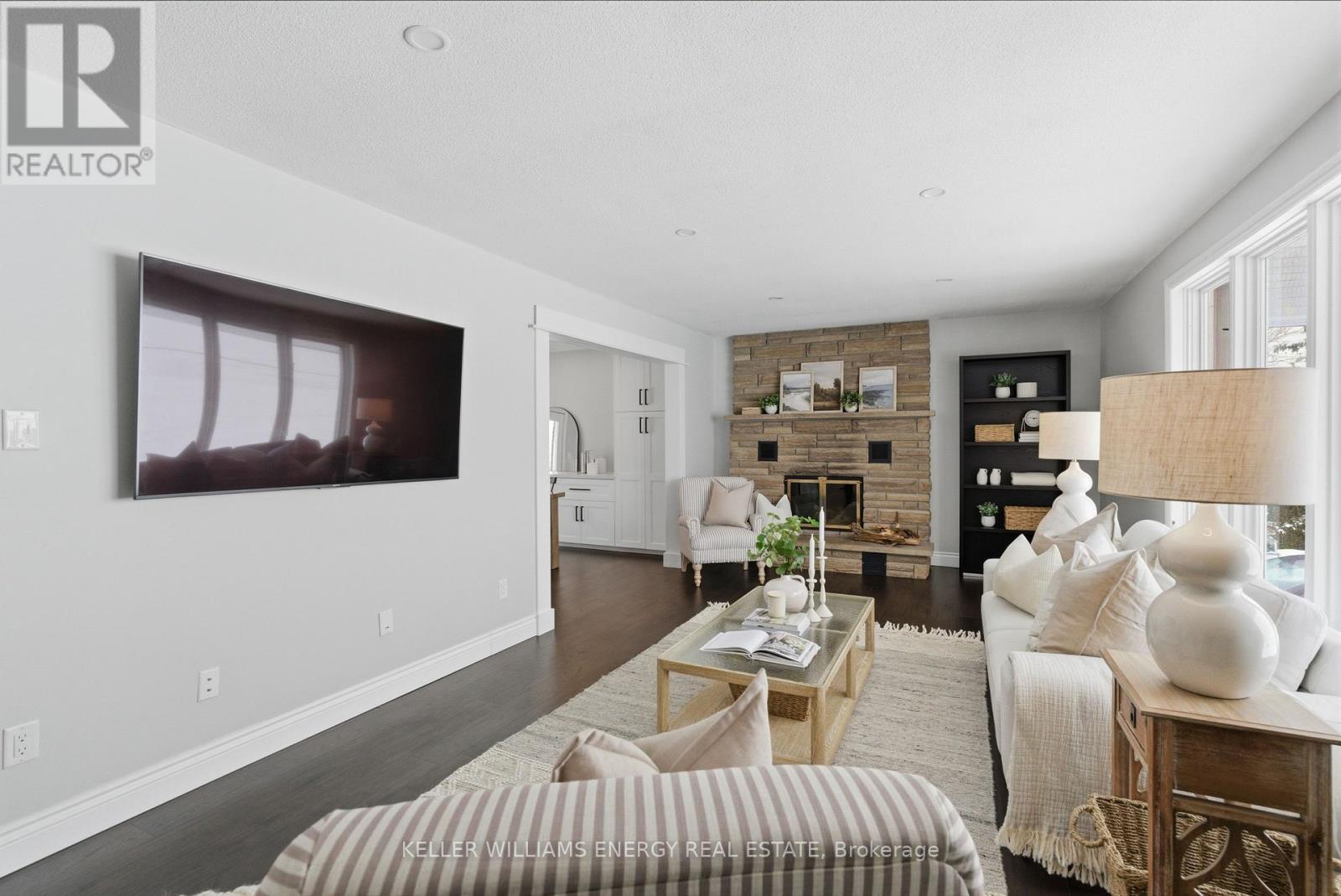 307 Fleetwood Road, Kawartha Lakes (Manvers), ON - Indoor Photo Showing Living Room
