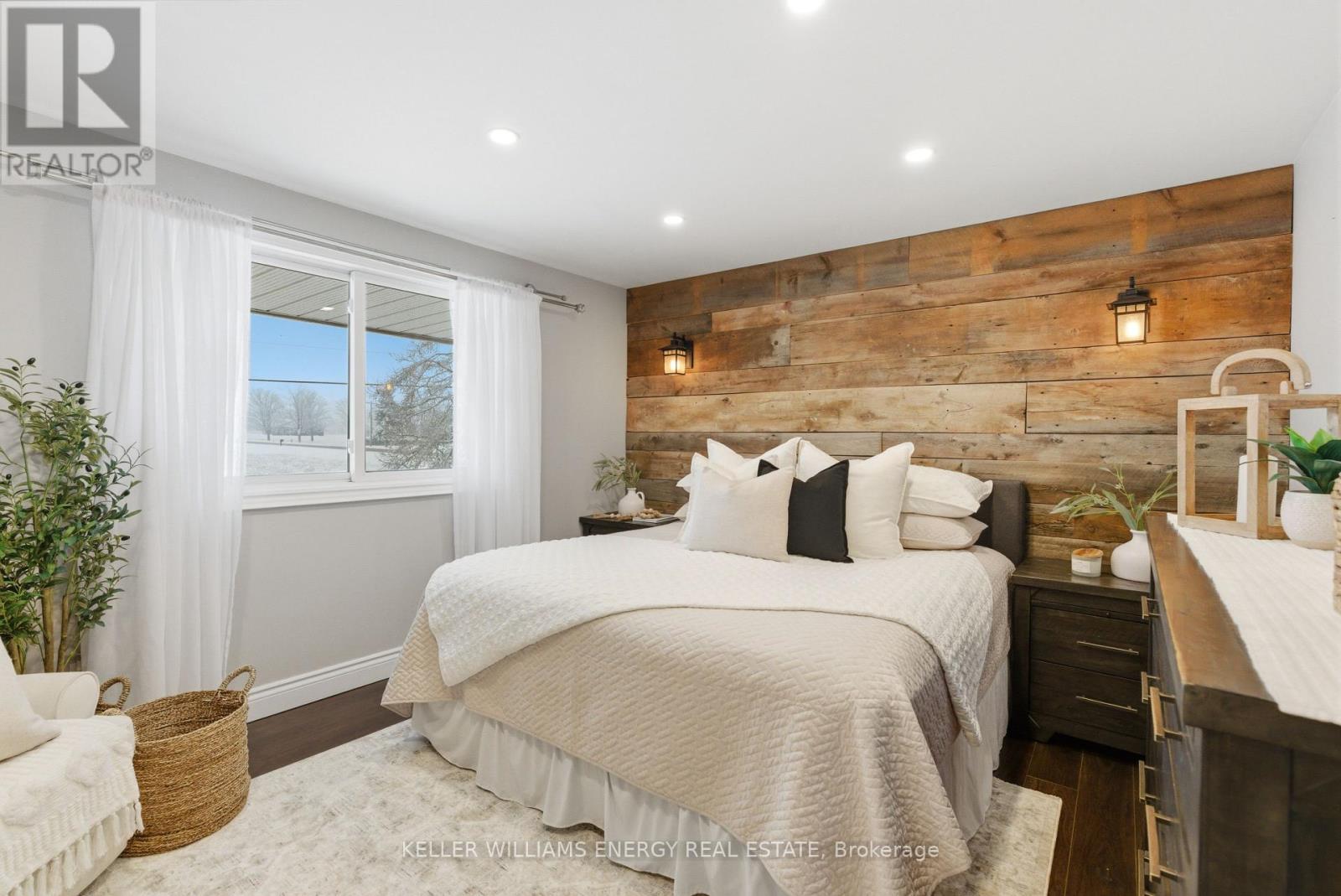 307 Fleetwood Road, Kawartha Lakes (Manvers), ON - Indoor Photo Showing Bedroom