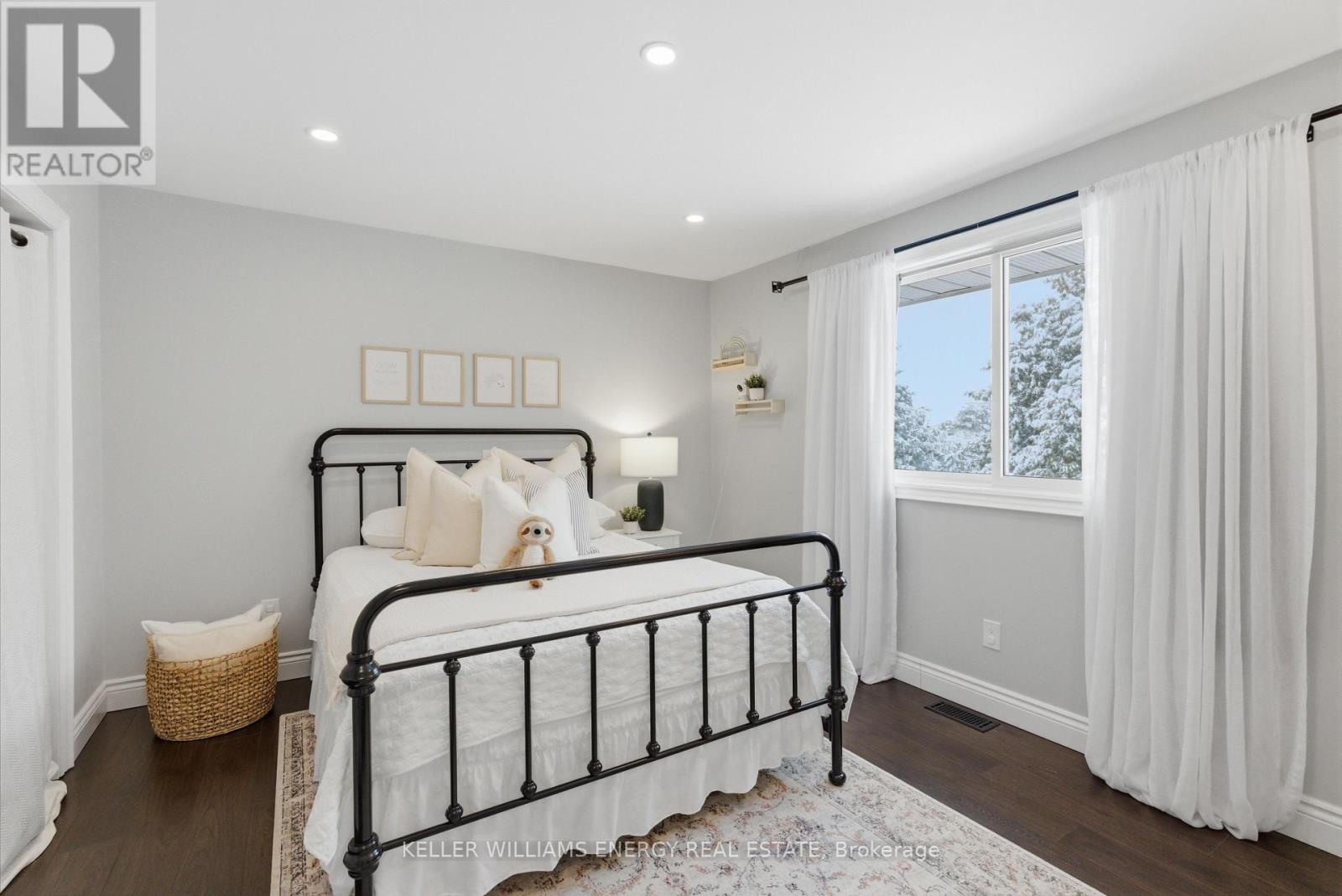 307 Fleetwood Road, Kawartha Lakes (Manvers), ON - Indoor Photo Showing Bedroom
