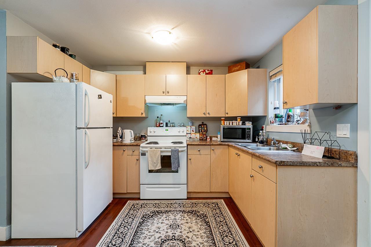 19079 67A Avenue, Surrey, BC - Indoor Photo Showing Kitchen With Double Sink