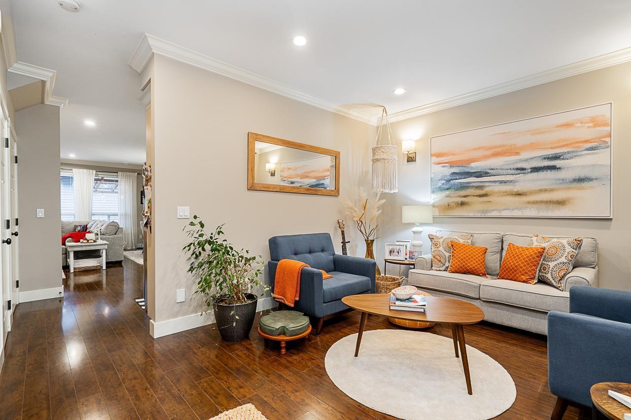 19079 67A Avenue, Surrey, BC - Indoor Photo Showing Living Room
