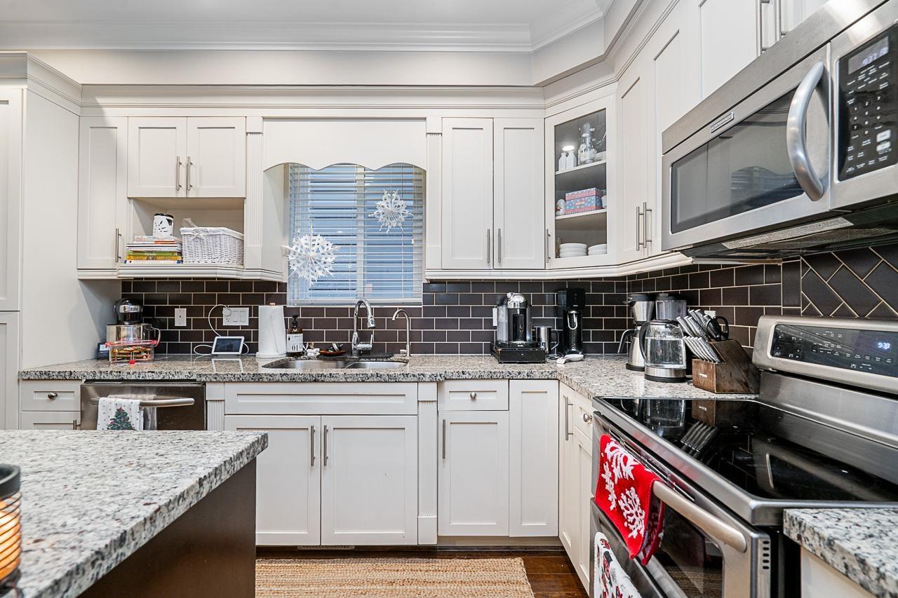 19079 67A Avenue, Surrey, BC - Indoor Photo Showing Kitchen With Upgraded Kitchen