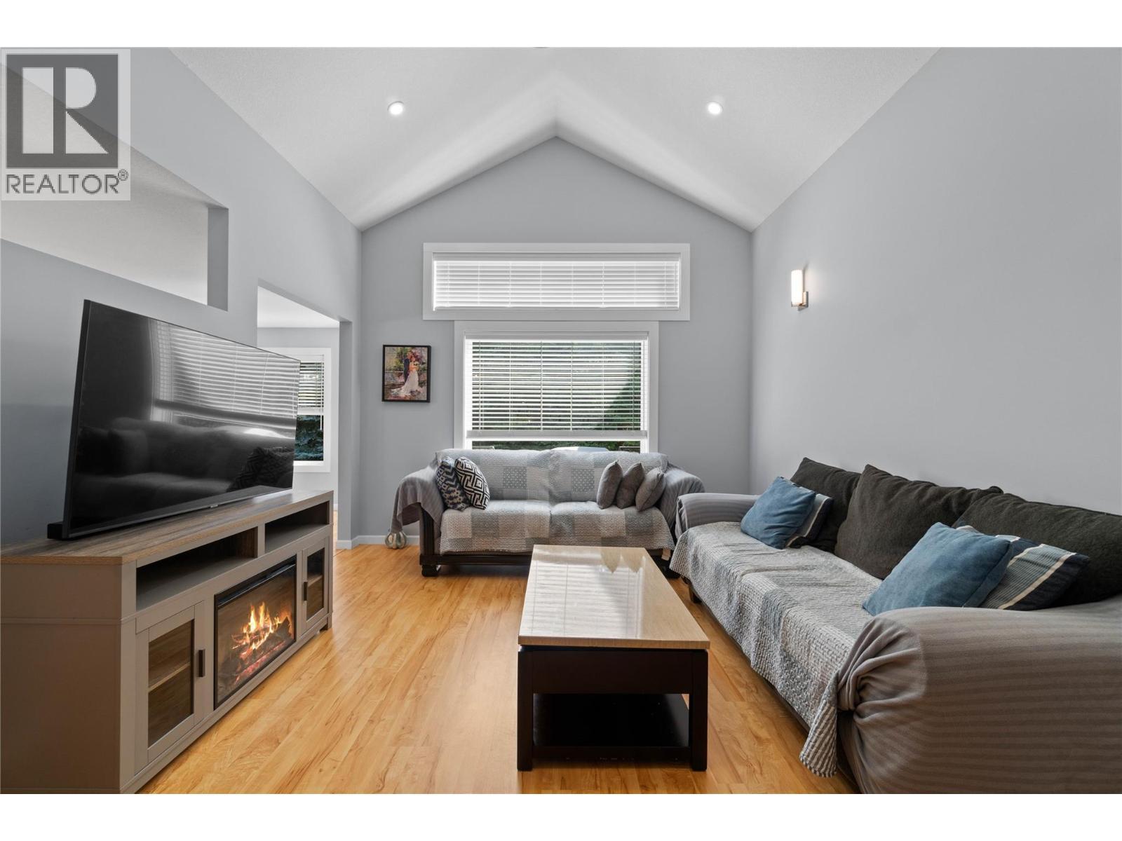 801 20 Street Ne Unit# 27, Salmon Arm, BC - Indoor Photo Showing Living Room