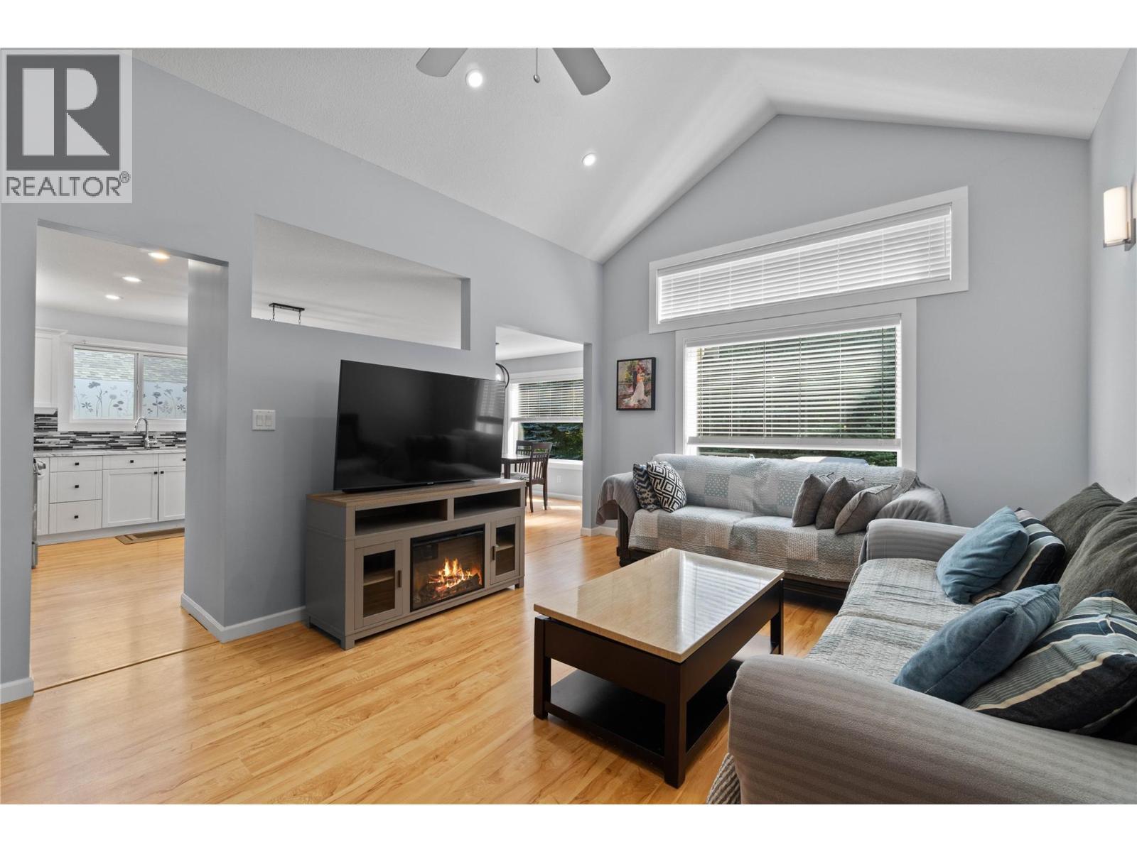 801 20 Street Ne Unit# 27, Salmon Arm, BC - Indoor Photo Showing Living Room